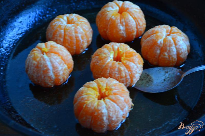 Фото приготовление рецепта: Десерт с карамелизированными мандаринами шаг №2