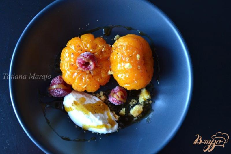 Фото приготовление рецепта: Десерт с карамелизированными мандаринами шаг №5