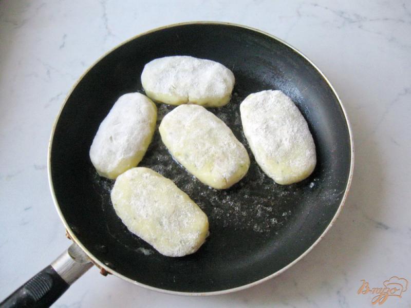 Фото приготовление рецепта: Картофельные котлеты с грибами и луком шаг №10