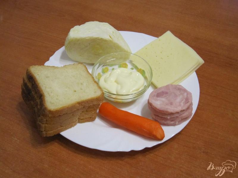 Фото приготовление рецепта: Бутерброды с сыром, ветчиной и салатом шаг №1