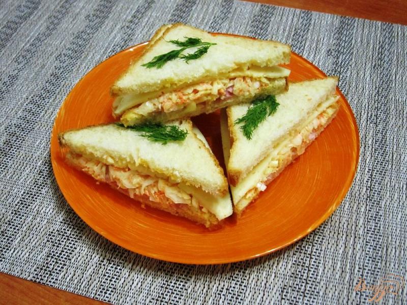 Фото приготовление рецепта: Бутерброды с сыром, ветчиной и салатом шаг №7
