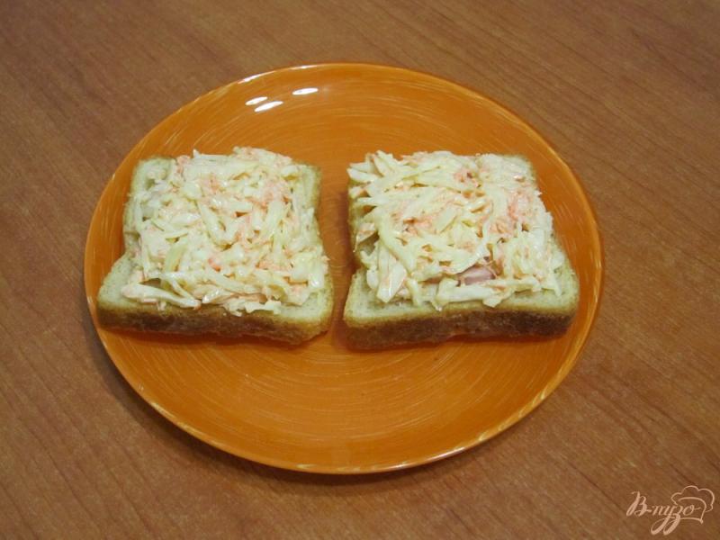 Фото приготовление рецепта: Бутерброды с сыром, ветчиной и салатом шаг №5