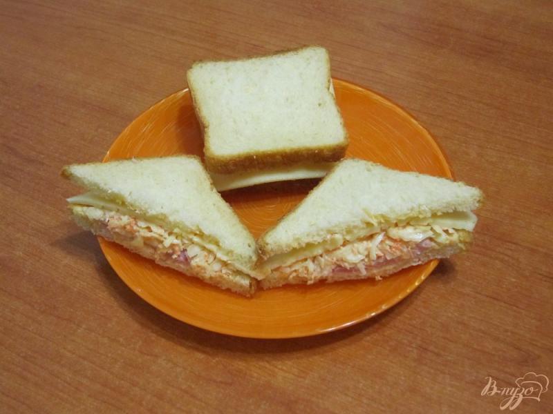 Фото приготовление рецепта: Бутерброды с сыром, ветчиной и салатом шаг №6