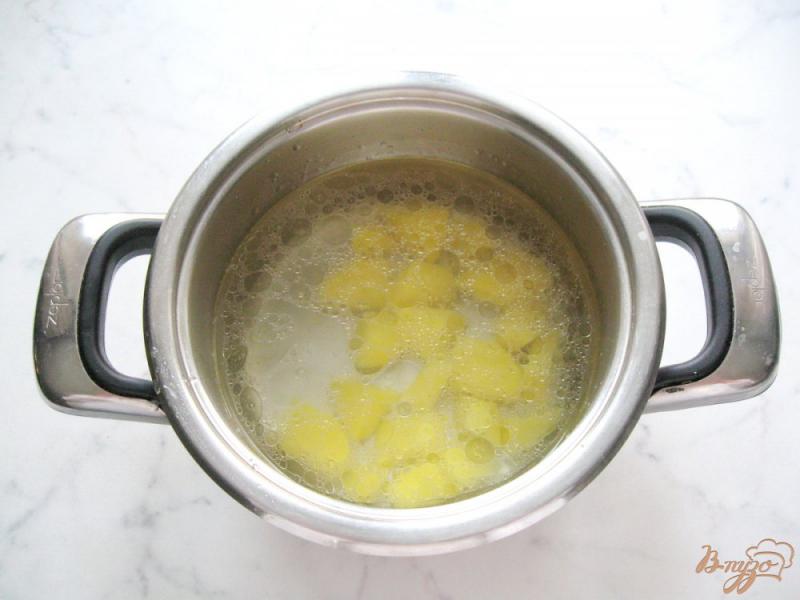 Фото приготовление рецепта: Куриный суп с вермишелью и зеленым горошком шаг №3