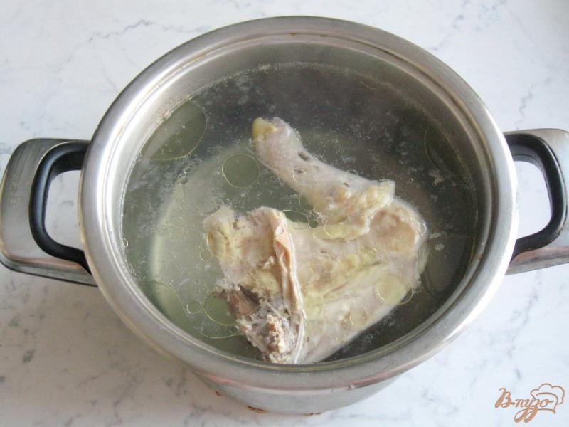 Фото приготовление рецепта: Куриный суп с вермишелью и зеленым горошком шаг №2