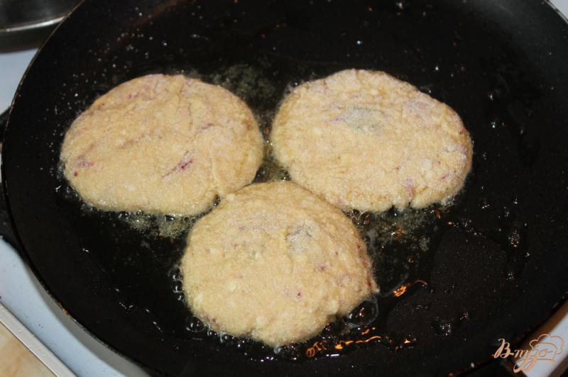 Фото приготовление рецепта: Сырники с манной крупой и клубникой шаг №4