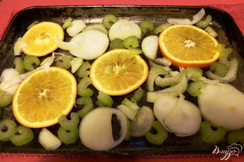 Фото приготовление рецепта: Макрурус,запеченный с апельсинами и сельдереем шаг №3