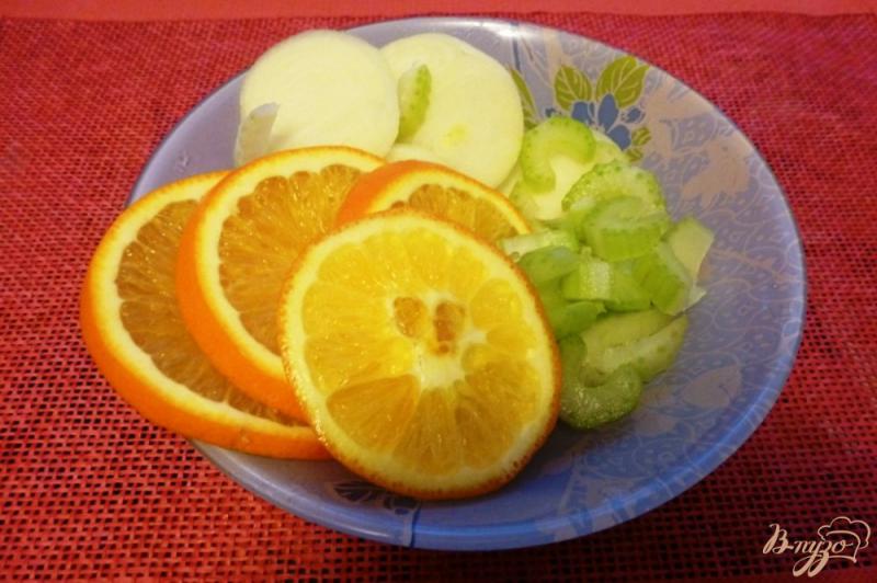 Фото приготовление рецепта: Макрурус,запеченный с апельсинами и сельдереем шаг №2