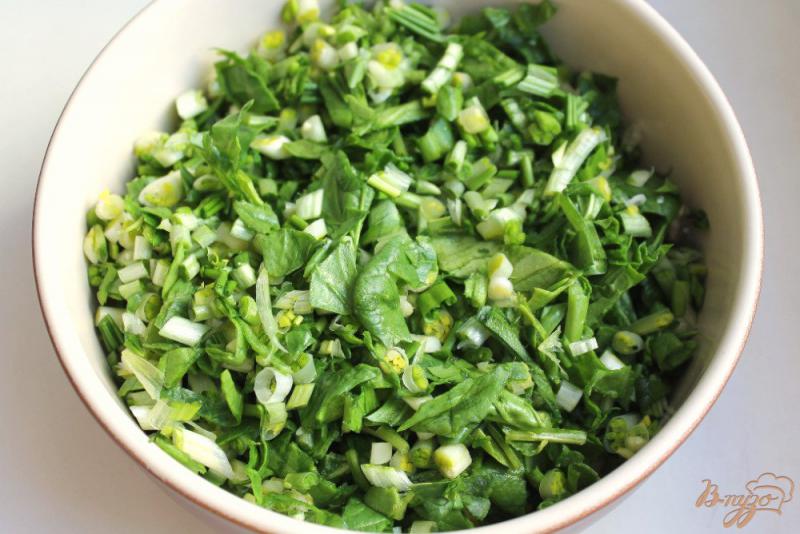 Фото приготовление рецепта: Салат с черемшой и шпинатом шаг №3
