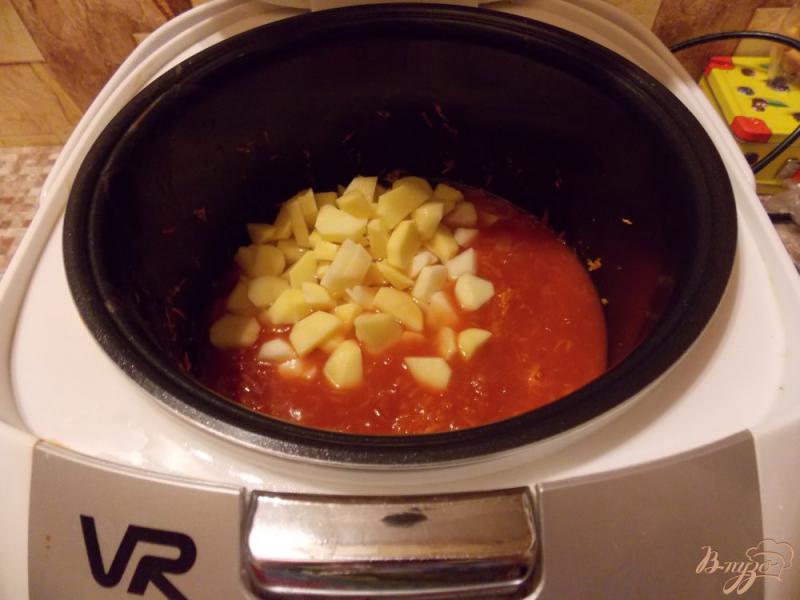 Фото приготовление рецепта: Томатный суп с фрикадельками в мультиварке шаг №6
