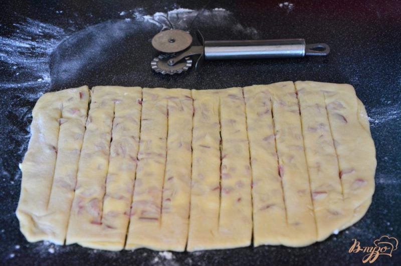 Фото приготовление рецепта: Твисты с салями и брынзой шаг №4
