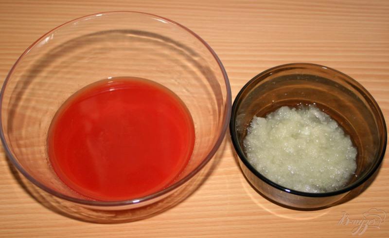 Фото приготовление рецепта: Камбала, запеченная в соевом томатно-луковом соусе с картофельным пюре на гарнир шаг №1