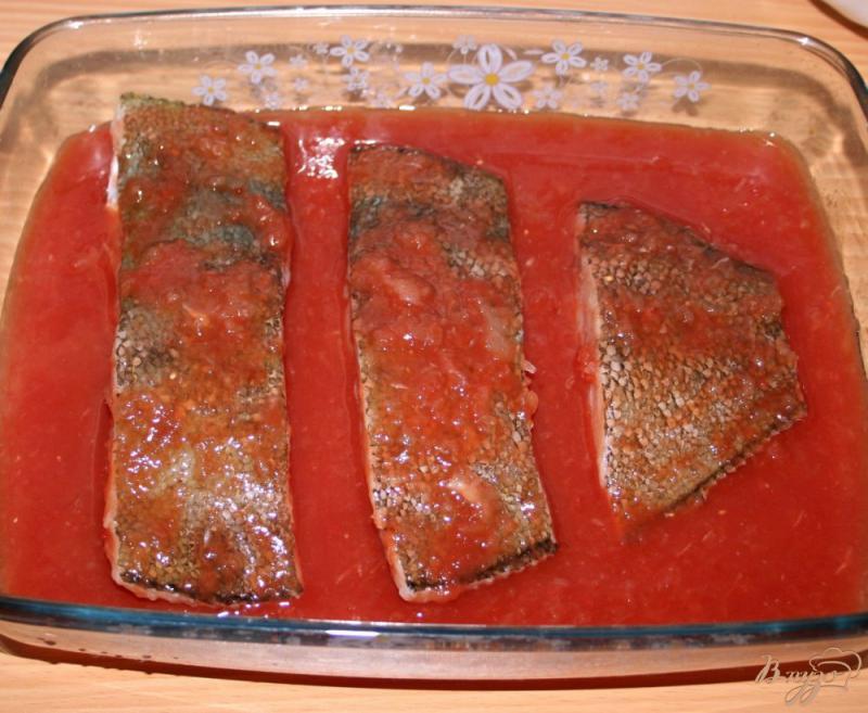 Фото приготовление рецепта: Камбала, запеченная в соевом томатно-луковом соусе с картофельным пюре на гарнир шаг №4