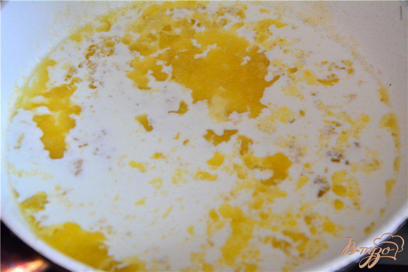 Фото приготовление рецепта: Запеченные блины с жульеном под сливочным соусом шаг №6