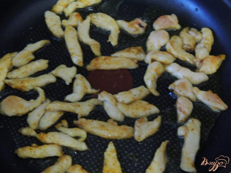 Фото приготовление рецепта: Салат с перловой крупой и курицей шаг №3