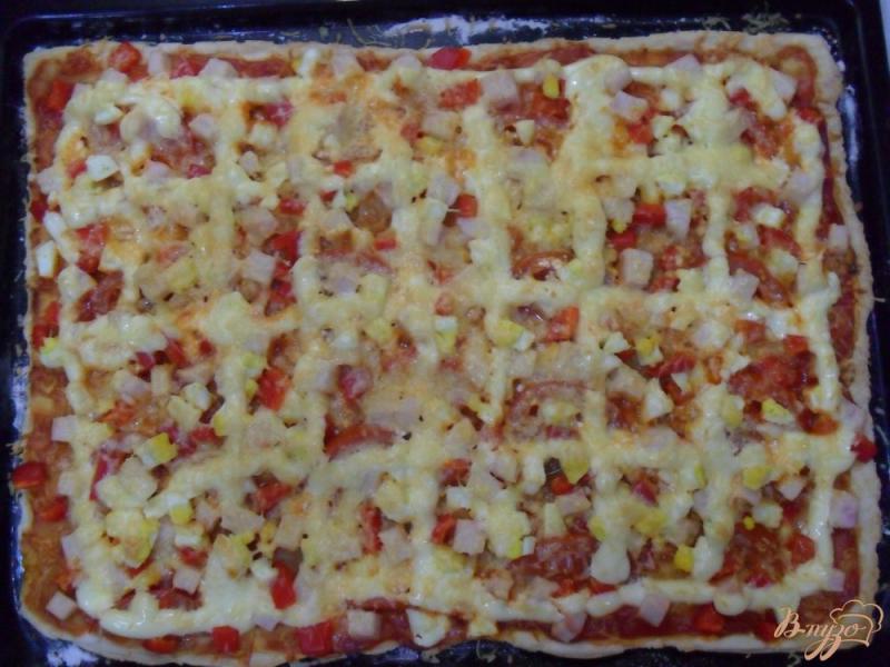 Фото приготовление рецепта: Пицца на слоенном тесте шаг №8
