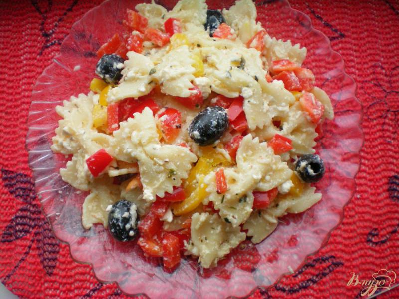Фото приготовление рецепта: Салат  с макаронами «Бантики» шаг №6