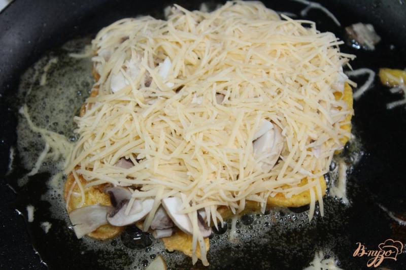 Фото приготовление рецепта: Куриная отбивная в сырной панировке с грибами шаг №7