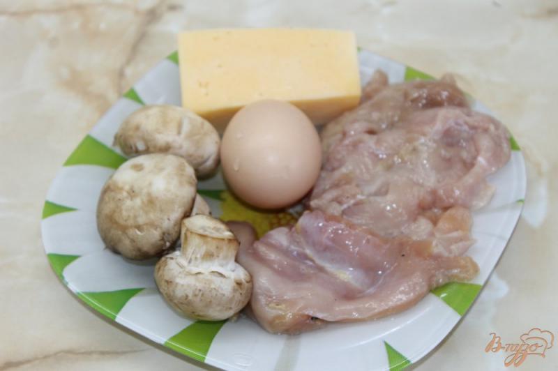 Фото приготовление рецепта: Куриная отбивная в сырной панировке с грибами шаг №1