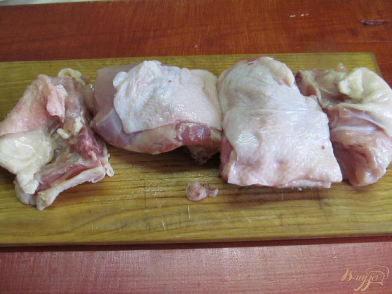 Фото приготовление рецепта: Куриные бедра с помидором и картофелем в сметанном соусе шаг №3