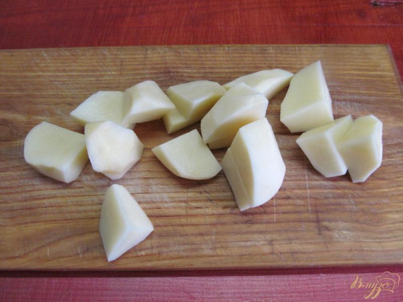 Фото приготовление рецепта: Куриные бедра с помидором и картофелем в сметанном соусе шаг №2