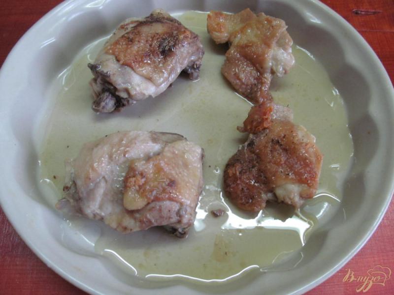 Фото приготовление рецепта: Куриные бедра с помидором и картофелем в сметанном соусе шаг №7