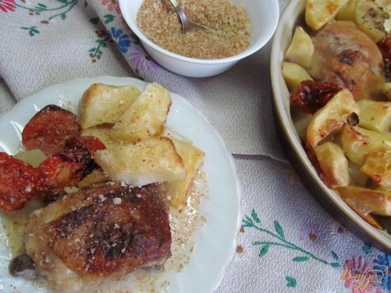 Фото приготовление рецепта: Куриные бедра с помидором и картофелем в сметанном соусе шаг №12
