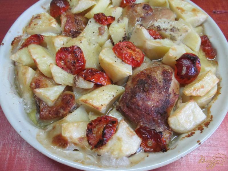 Фото приготовление рецепта: Куриные бедра с помидором и картофелем в сметанном соусе шаг №11