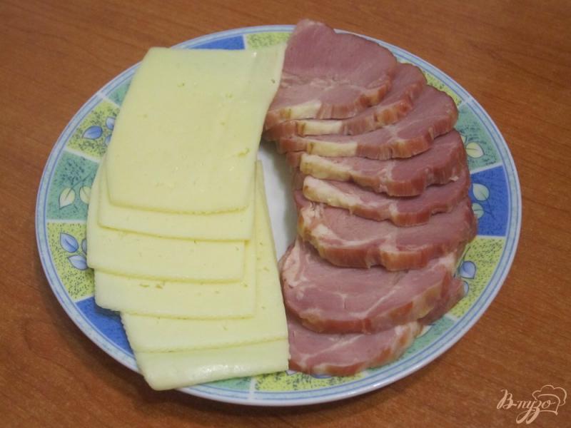Фото приготовление рецепта: Сэндвичи с сыром и ветчиной шаг №2