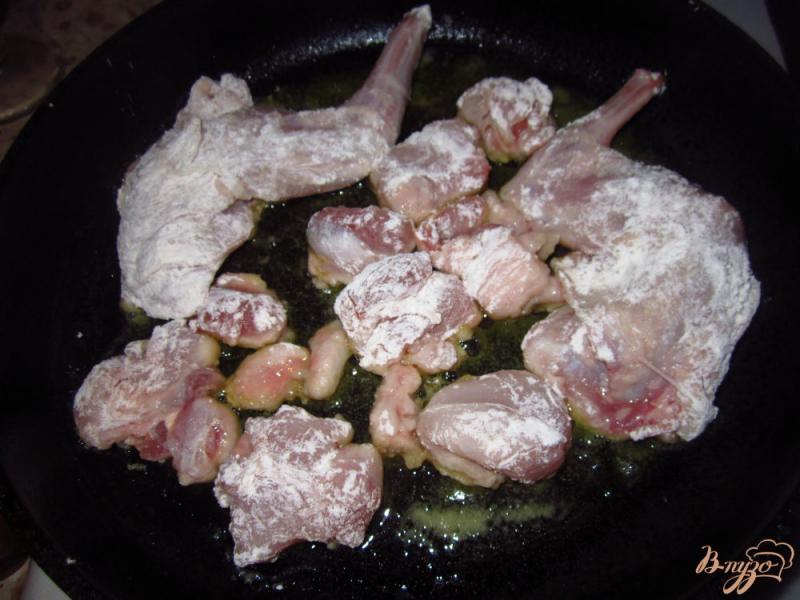 Фото приготовление рецепта: Кролик тешенный в томатном соусе шаг №3