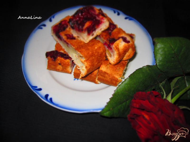 Фото приготовление рецепта: Пирог на сметане с вишней и орехами шаг №7