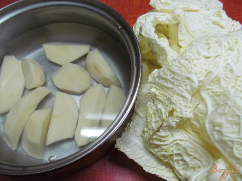 Фото приготовление рецепта: Овощной мильфей из капусты картофеля и крабовых палочек шаг №2
