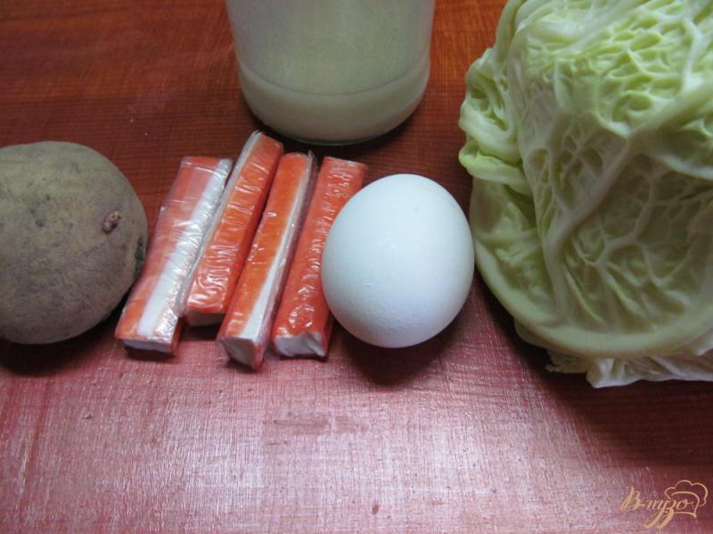 Фото приготовление рецепта: Овощной мильфей из капусты картофеля и крабовых палочек шаг №1