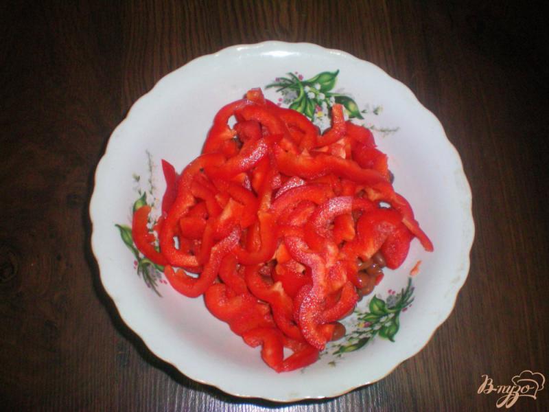 Фото приготовление рецепта: Салат с фасолью шаг №2