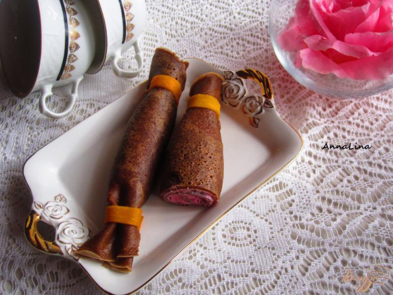 Фото приготовление рецепта: Шоколадные блинчики- конфеты с творожно-вишневой начинкой шаг №8