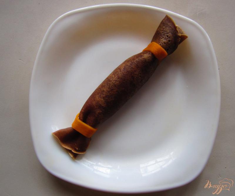 Фото приготовление рецепта: Шоколадные блинчики- конфеты с творожно-вишневой начинкой шаг №7