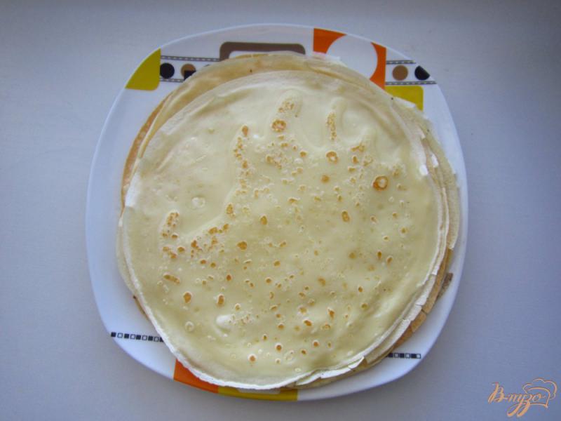 Фото приготовление рецепта: Блинный торт с манго и сметанным кремом шаг №2