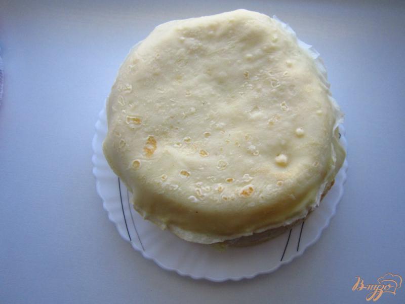 Фото приготовление рецепта: Блинный торт с манго и сметанным кремом шаг №11