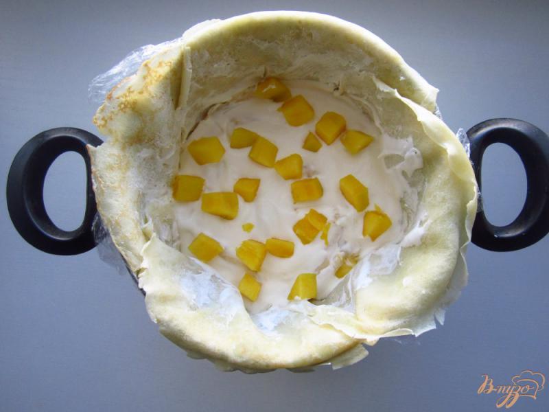 Фото приготовление рецепта: Блинный торт с манго и сметанным кремом шаг №8