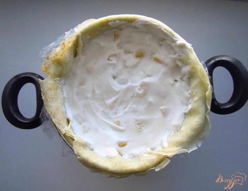 Фото приготовление рецепта: Блинный торт с манго и сметанным кремом шаг №9