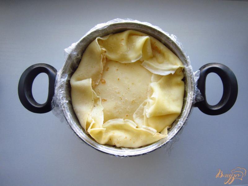 Фото приготовление рецепта: Блинный торт с манго и сметанным кремом шаг №10
