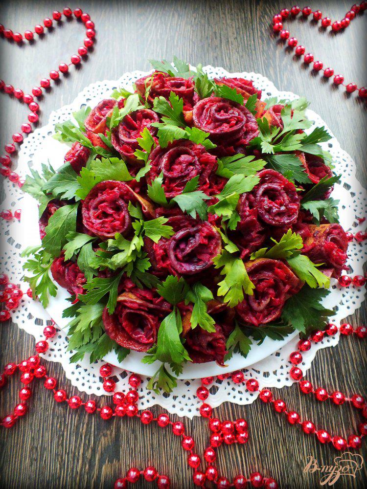 Фото приготовление рецепта: Салат «Букет роз» шаг №10