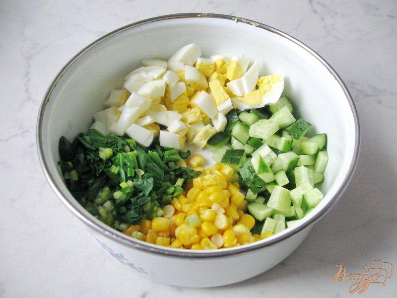 Фото приготовление рецепта: Салат из черемши с кукурузой. шаг №5