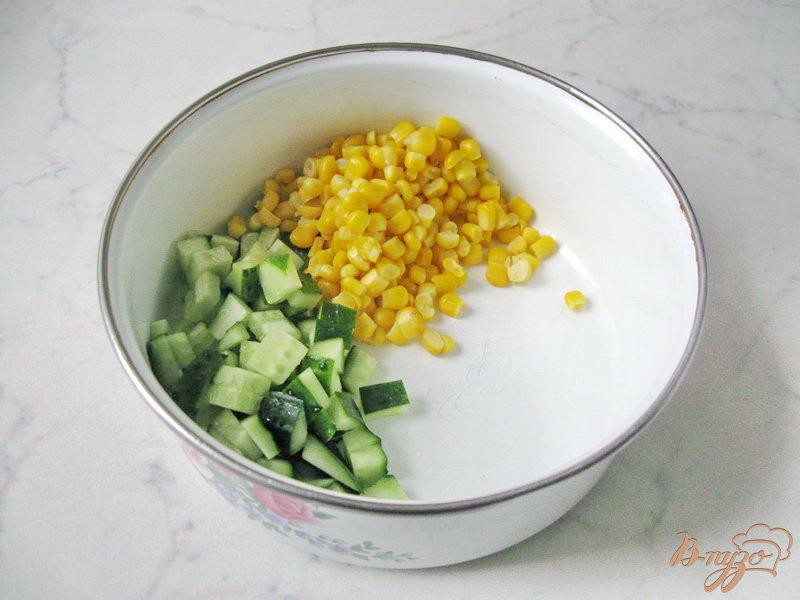 Фото приготовление рецепта: Салат из черемши с кукурузой. шаг №4