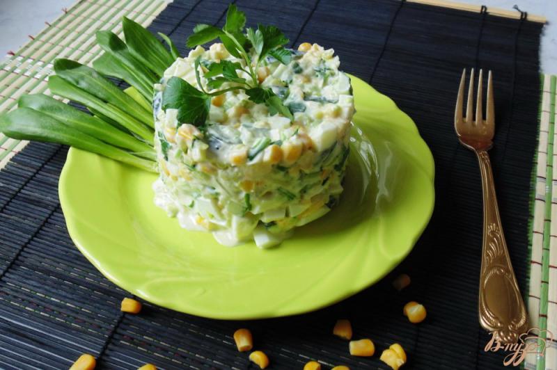 Фото приготовление рецепта: Салат из черемши с кукурузой. шаг №7