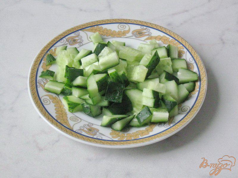 Фото приготовление рецепта: Салат из черемши с кукурузой. шаг №3