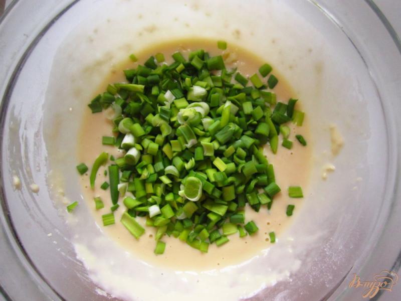 Фото приготовление рецепта: Оладьи на кефире с зеленью шаг №4