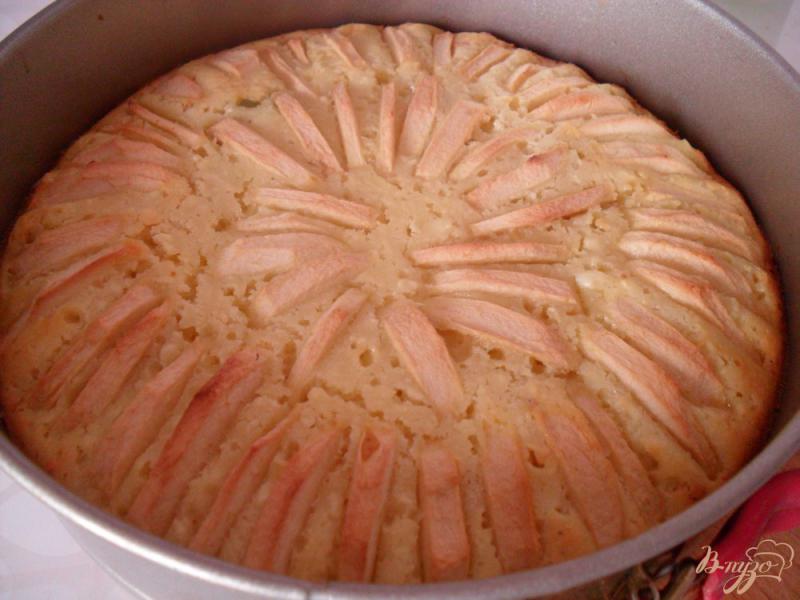 Фото приготовление рецепта: Пирог с творогом, яблоками и цукатами шаг №7