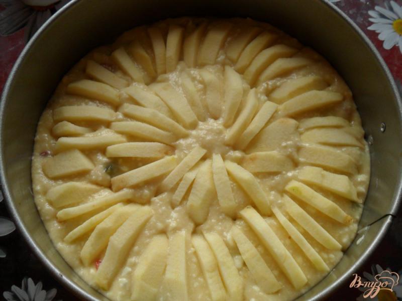 Фото приготовление рецепта: Пирог с творогом, яблоками и цукатами шаг №6