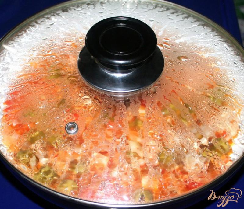 Фото приготовление рецепта: Рыба с овощами и оливками с рисом на гарнир шаг №6